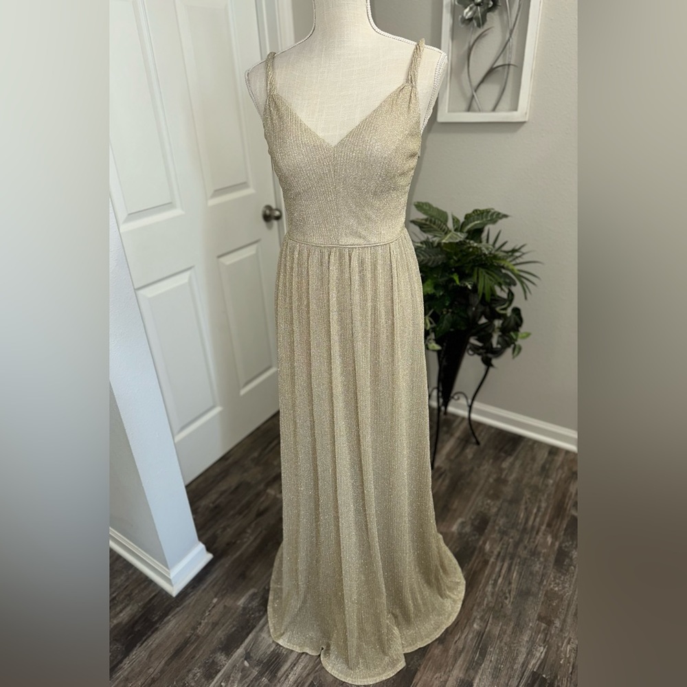 NWT City Triangles Cream Formal Gown With Gold And Silver Metallic Thread Size 5
